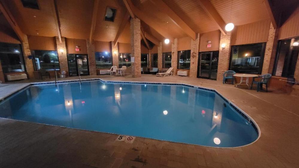 Royal Inn Suites Huntington Экстерьер фото