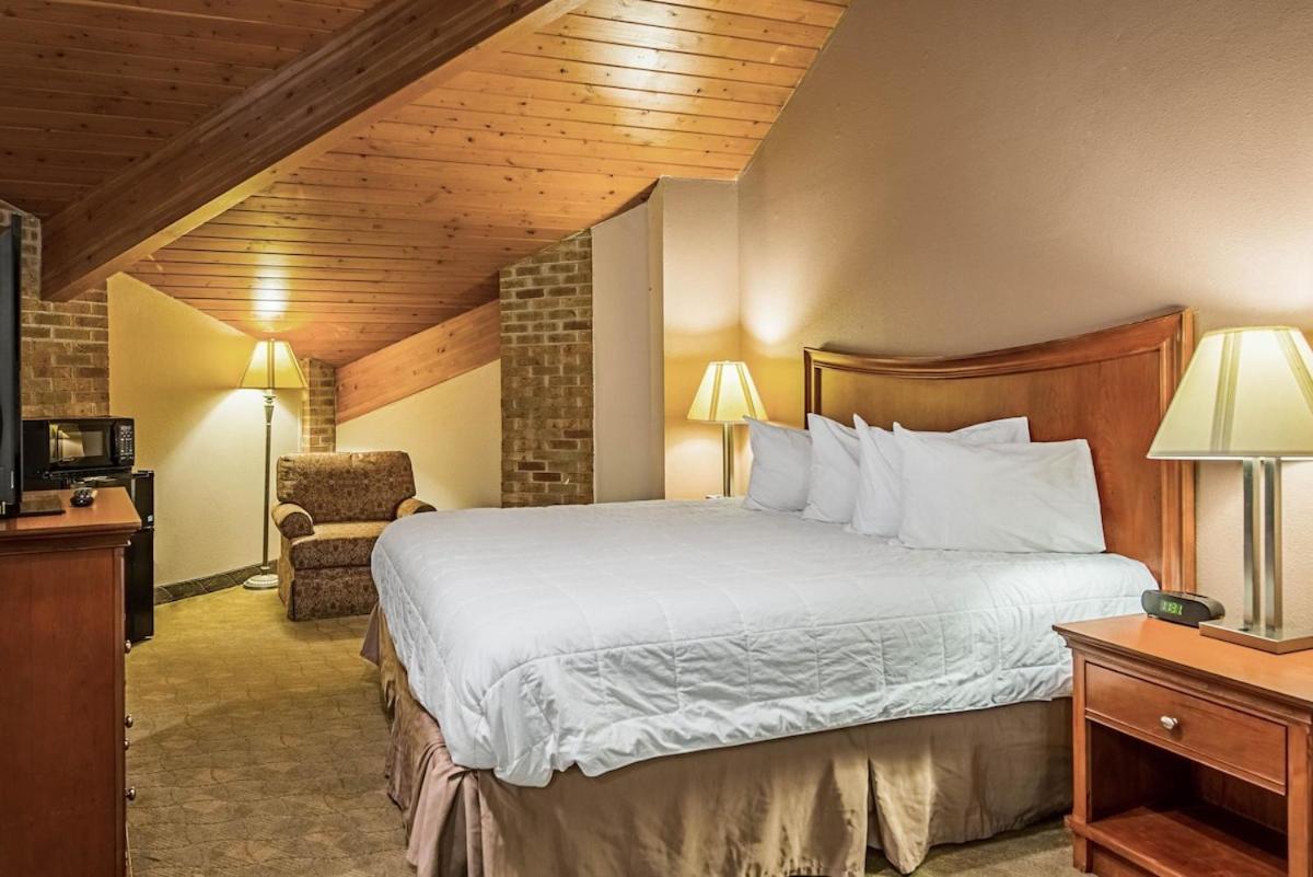 Royal Inn Suites Huntington Экстерьер фото